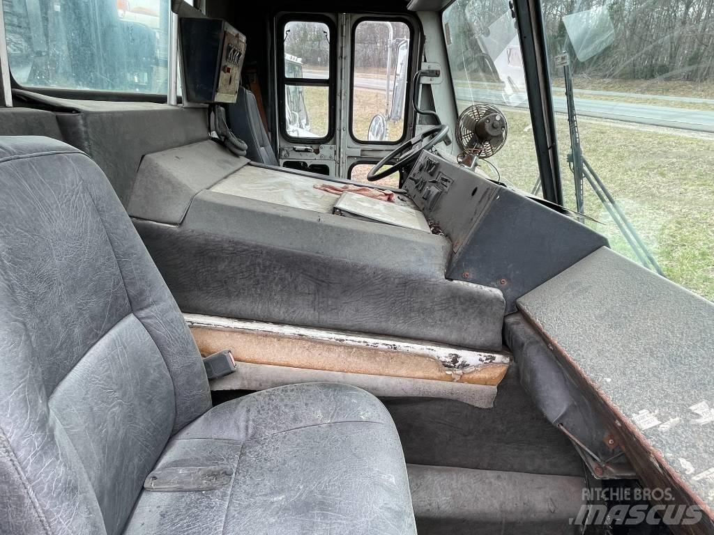 Mack LEU613 Camion cabina sasiu