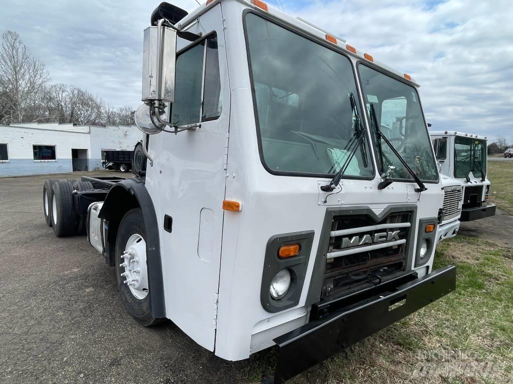 Mack LEU613 Camion cabina sasiu