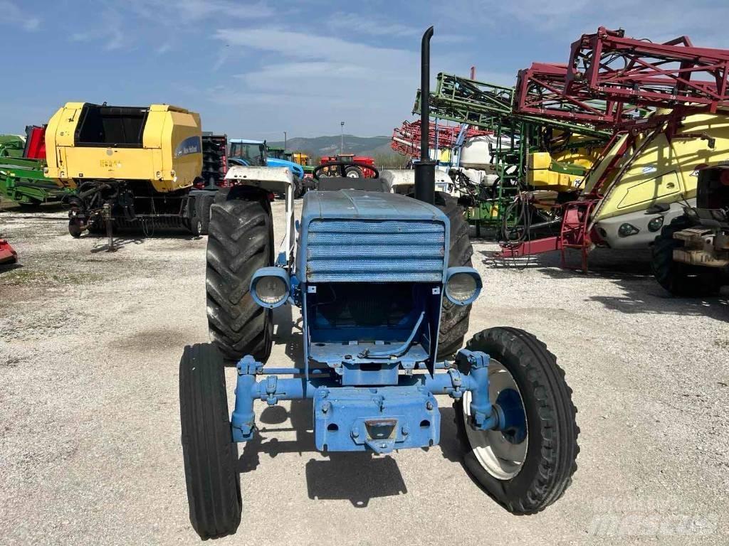 Universal 640 Tractoare