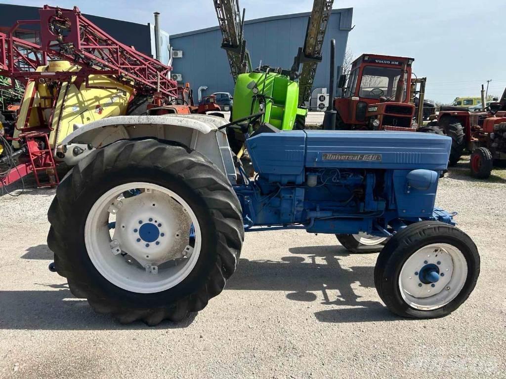 Universal 640 Tractoare