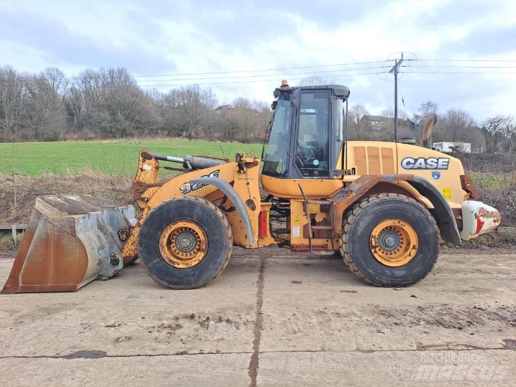 CASE 921 F Incarcator pe pneuri
