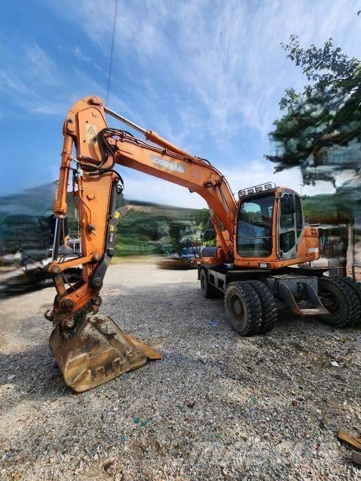 Doosan DX 140 W Excavatoare cu roti