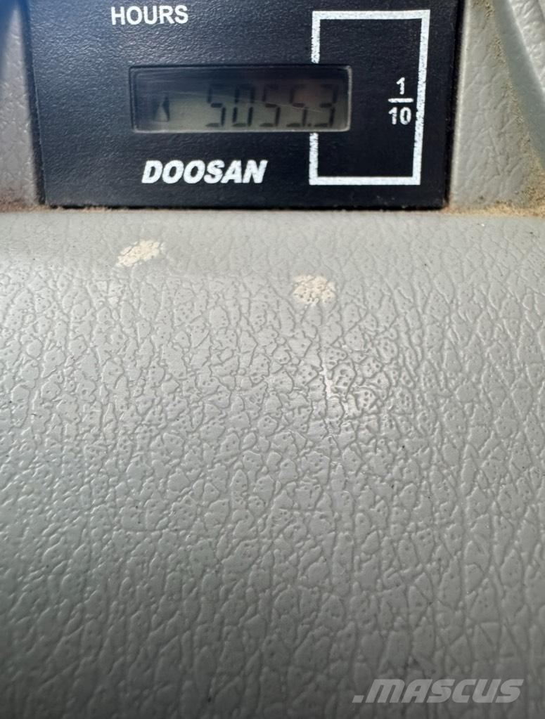 Doosan DX 140 W Excavatoare cu roti