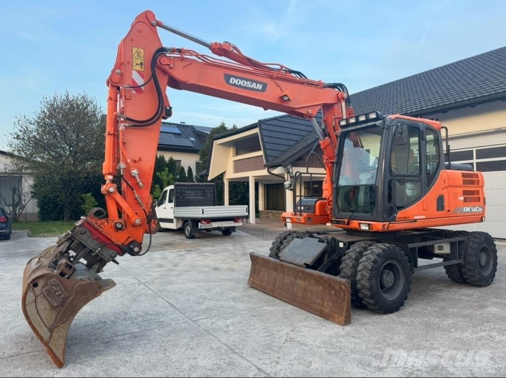 Doosan DX 140 W Excavatoare cu roti