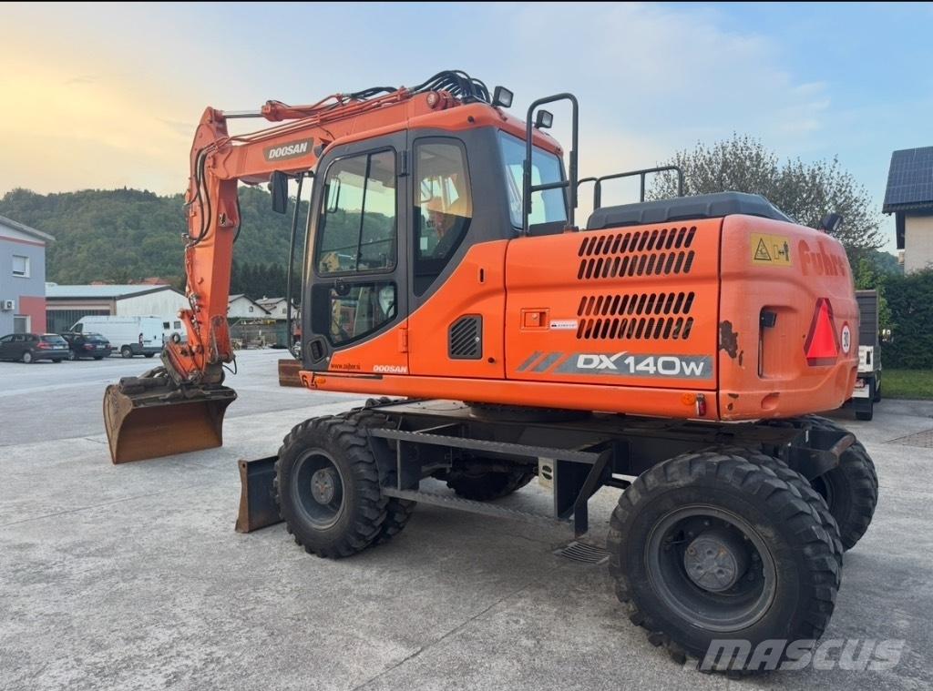Doosan DX 140 W Excavatoare cu roti