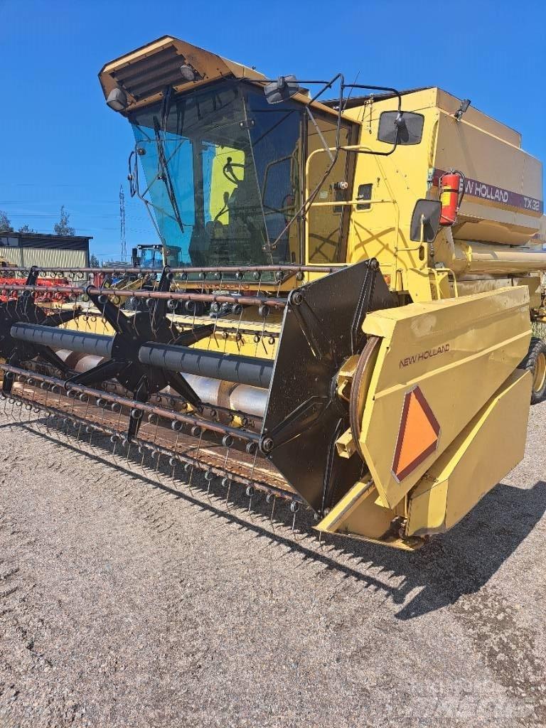 New Holland TX32 Combine de secerat