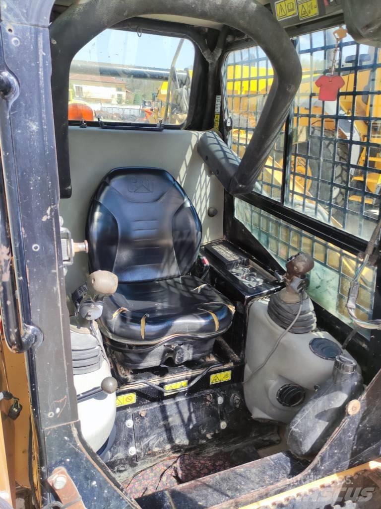 CAT 257 B 2 Încarcatoare cu excavator
