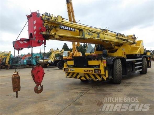 Kato KR65H Macara teren accidentat