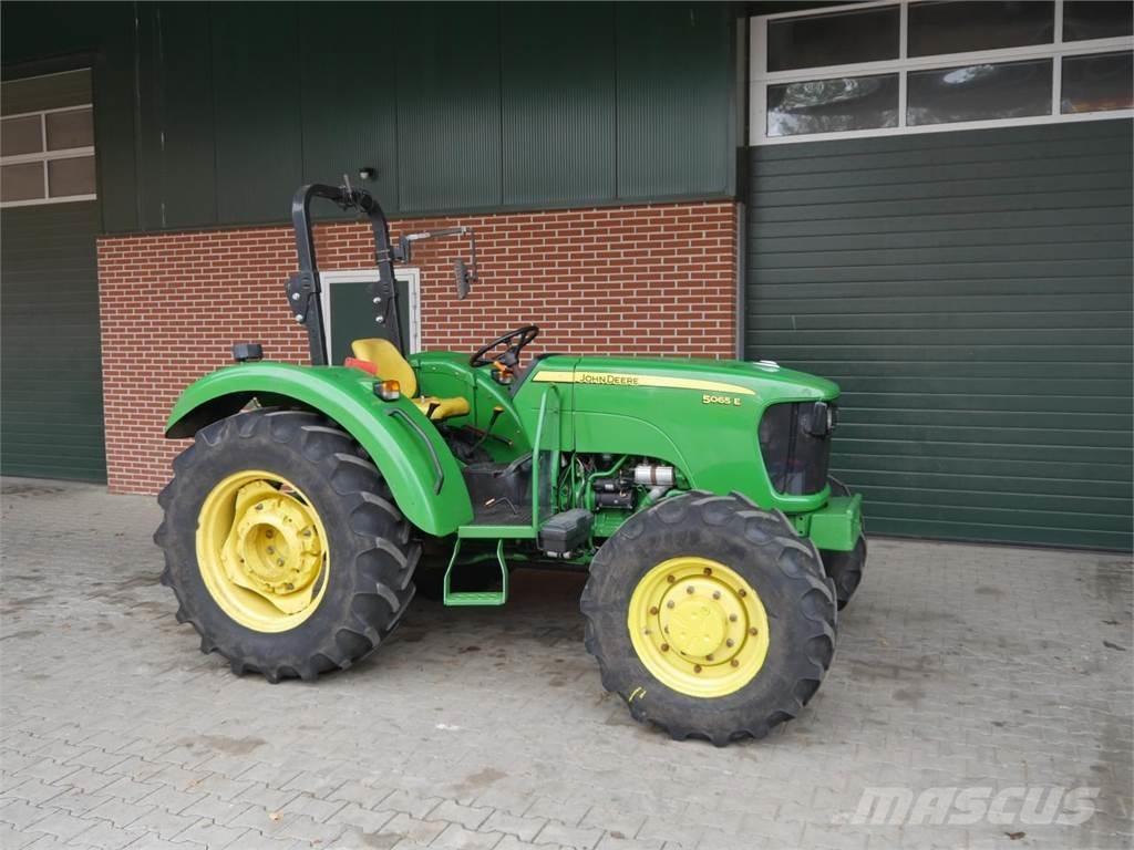 John Deere 5065E Tractoare