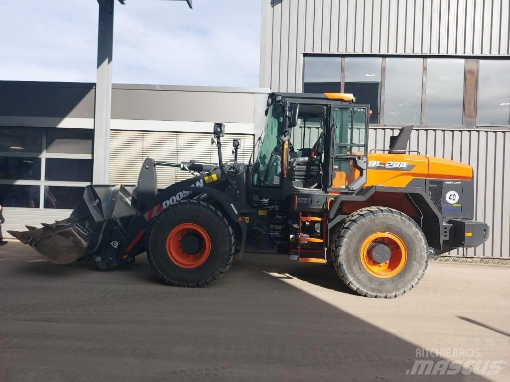 Develon DL 200-7 Incarcator pe pneuri