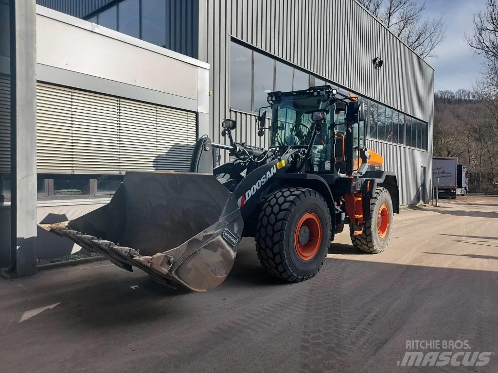 Develon DL 200-7 Incarcator pe pneuri