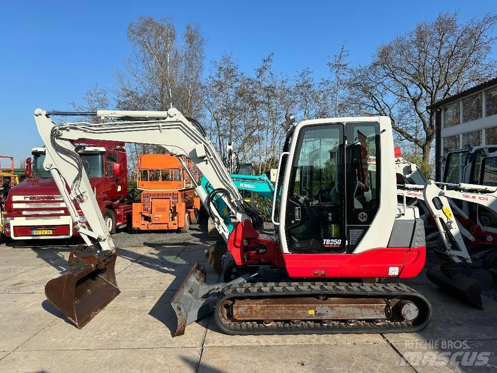Takeuchi TB250 Mini excavatoare < 7t