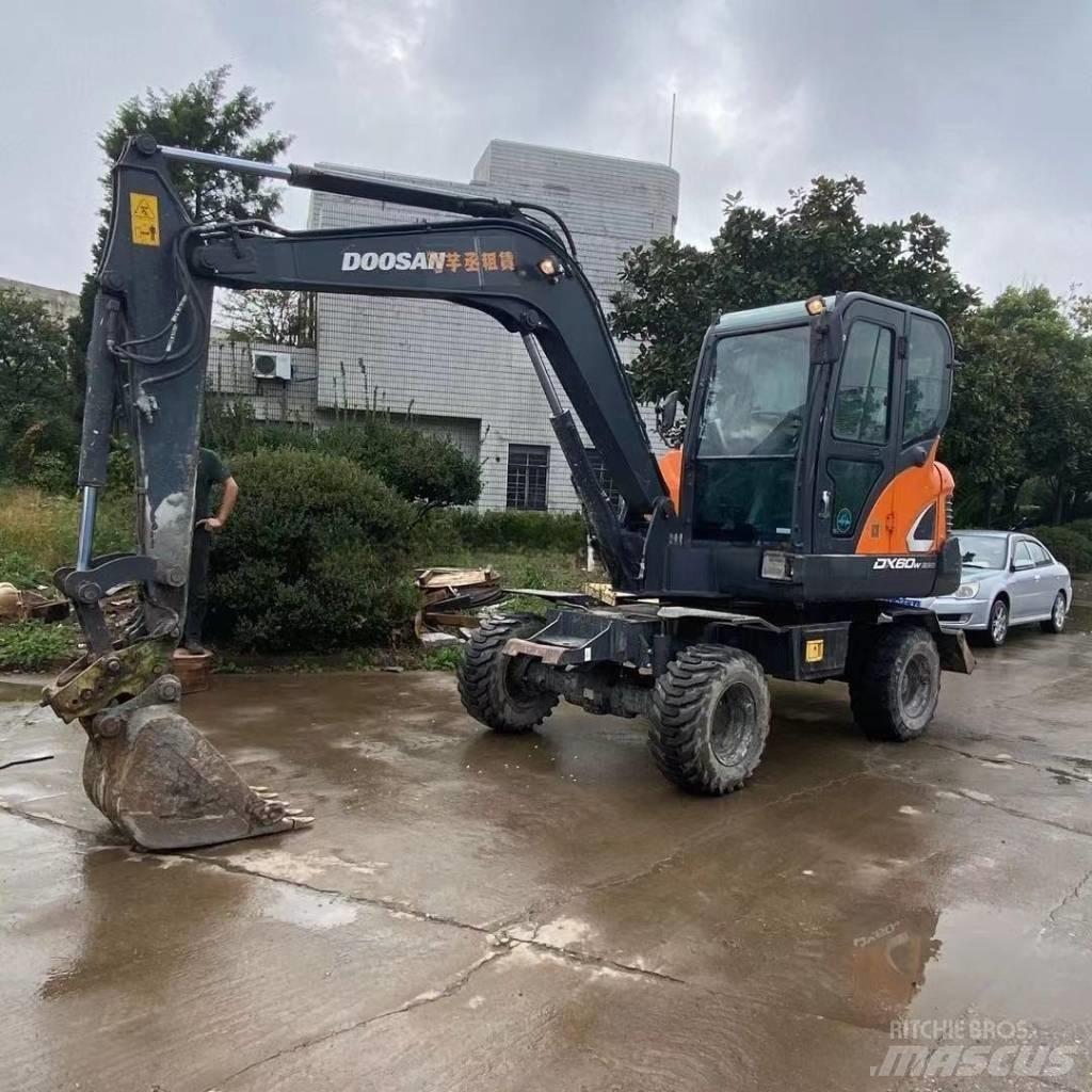 Doosan DX60W Excavatoare cu roti