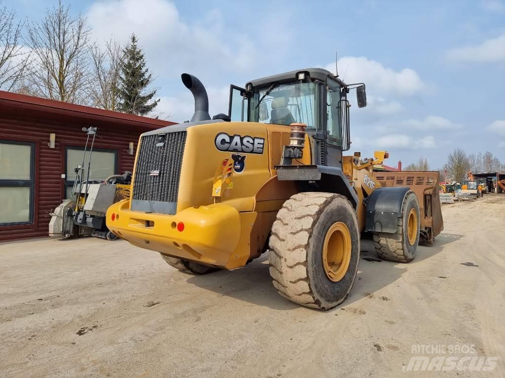 CASE 821 FXR Incarcator pe pneuri