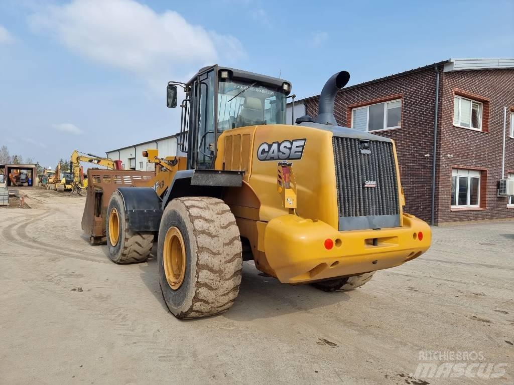 CASE 821 FXR Incarcator pe pneuri