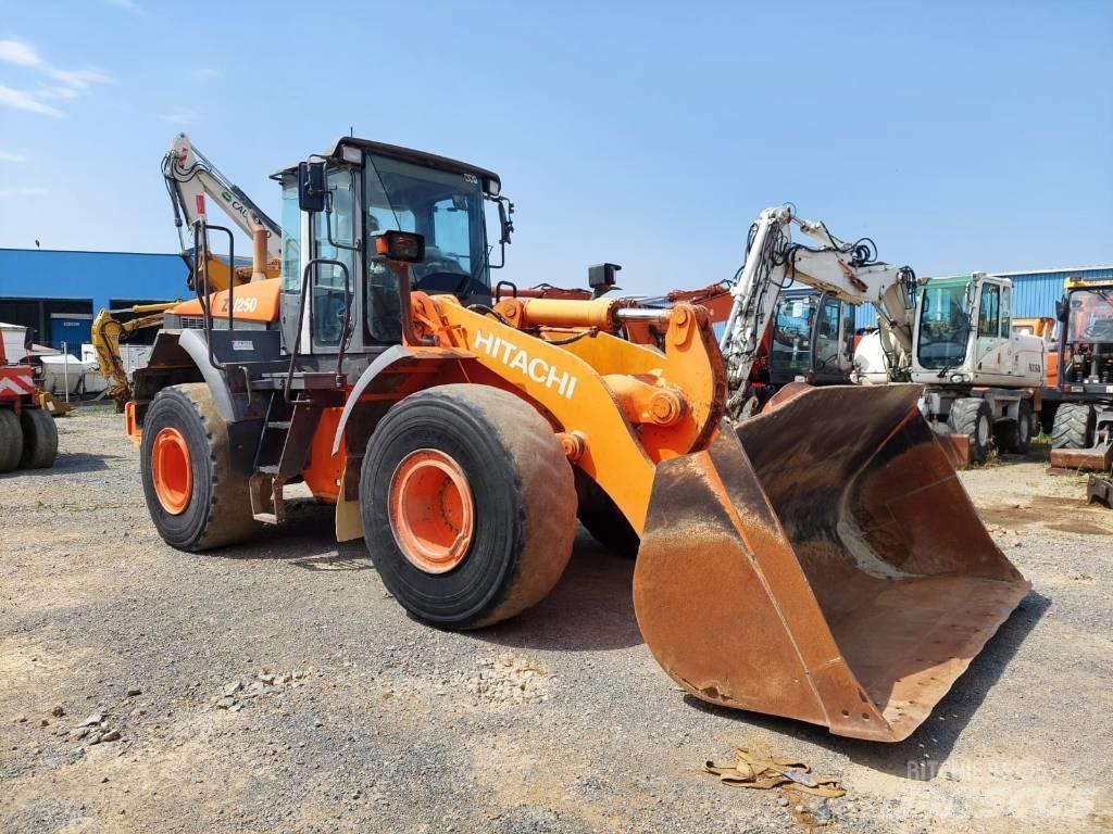 Hitachi ZW250 Incarcator pe pneuri