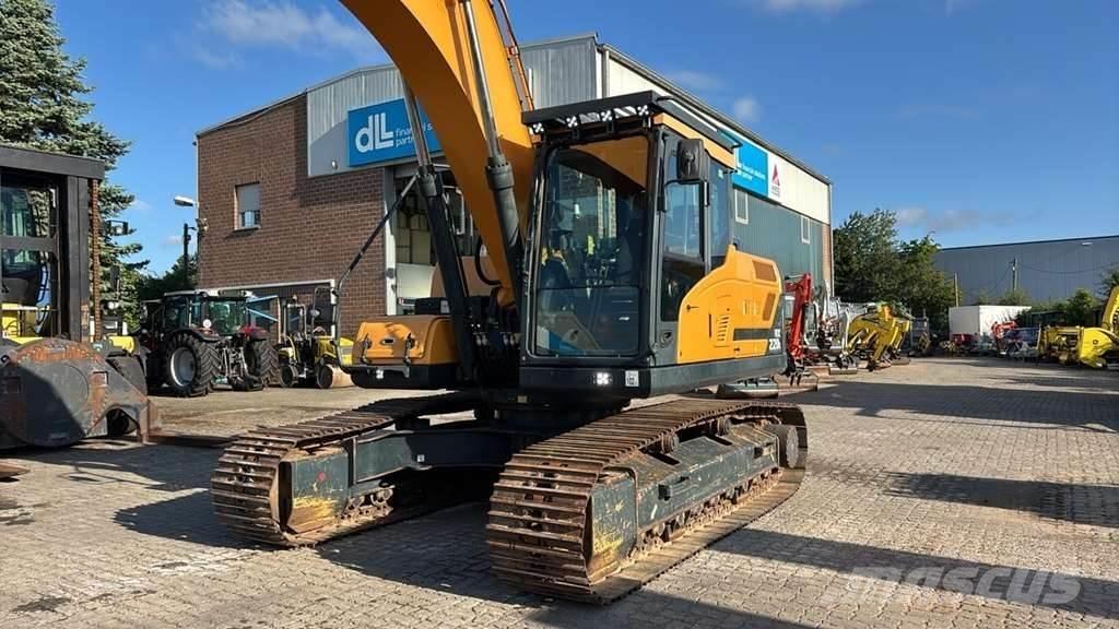Hyundai HX220L Excavatoare speciale