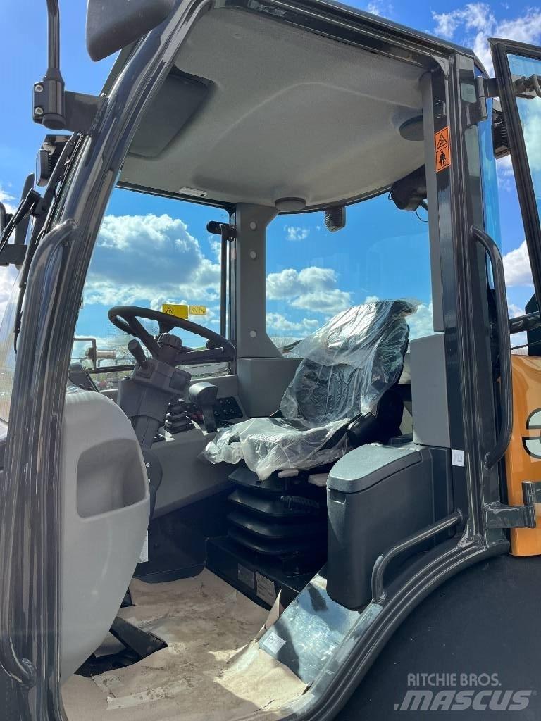 CASE 321 F Incarcator pe pneuri