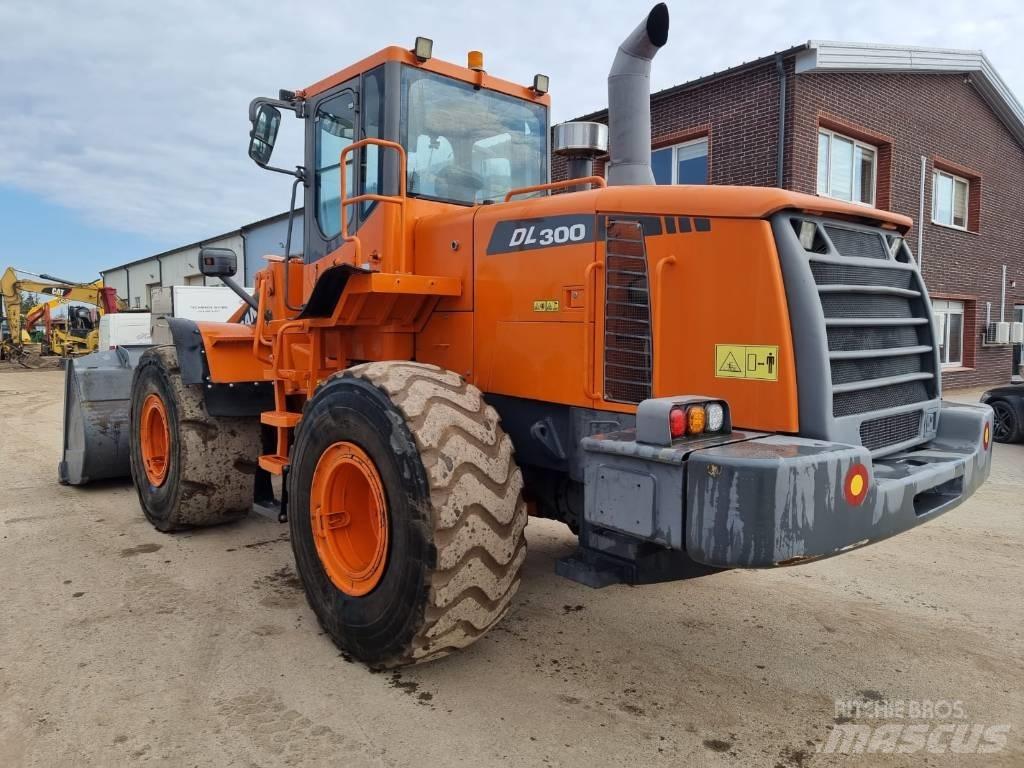 Doosan DL 300 Incarcator pe pneuri