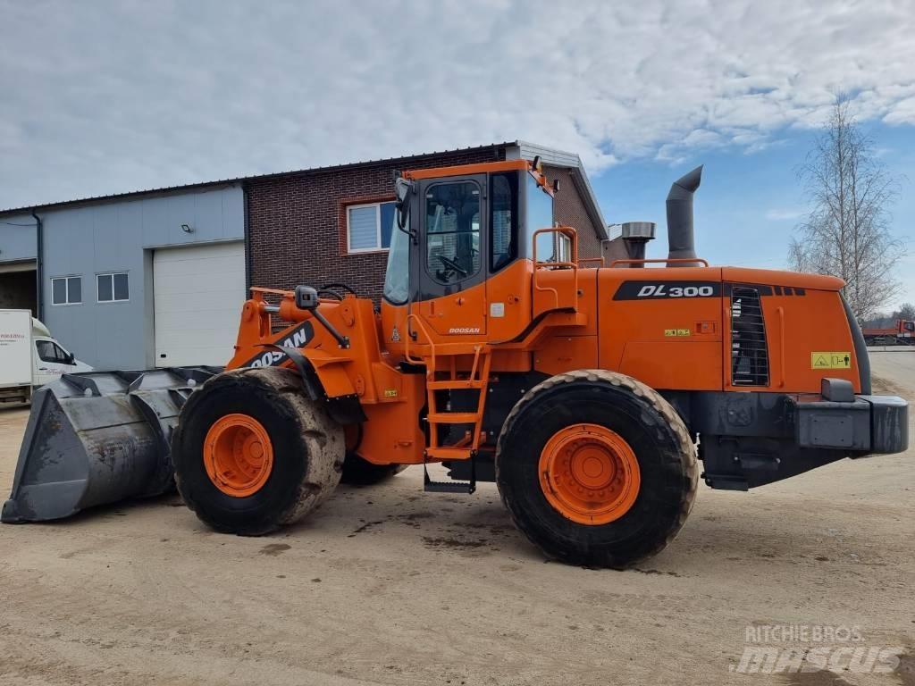 Doosan DL 300 Incarcator pe pneuri