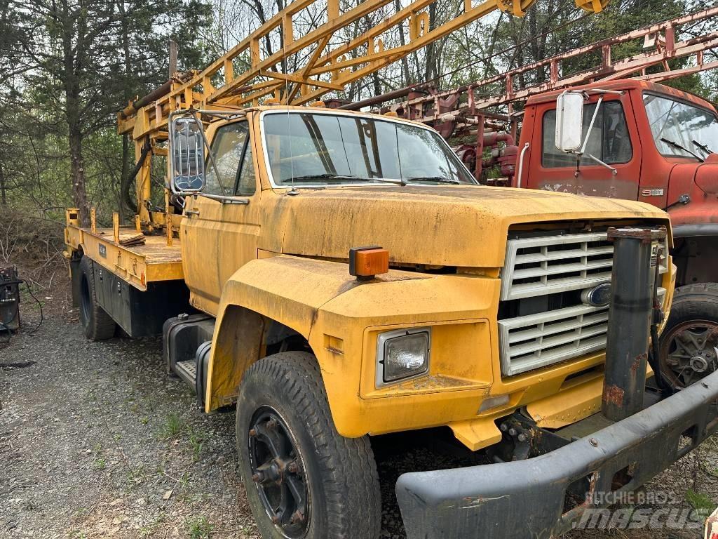 Ford F 700 Camioane platforma/prelata