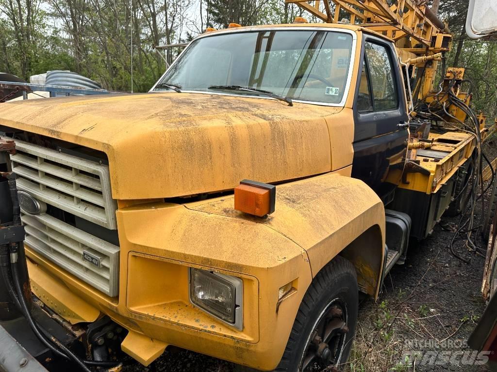 Ford F 700 Camioane platforma/prelata