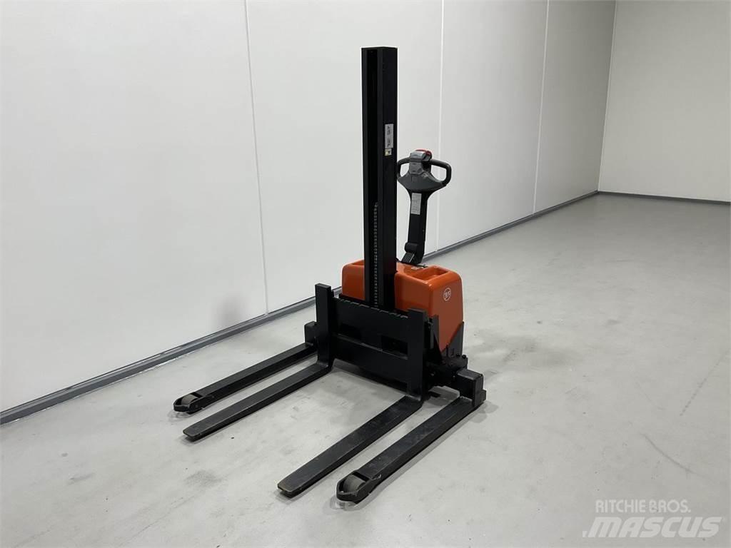 Toyota HWE100 Transpaleti autopropulsanti