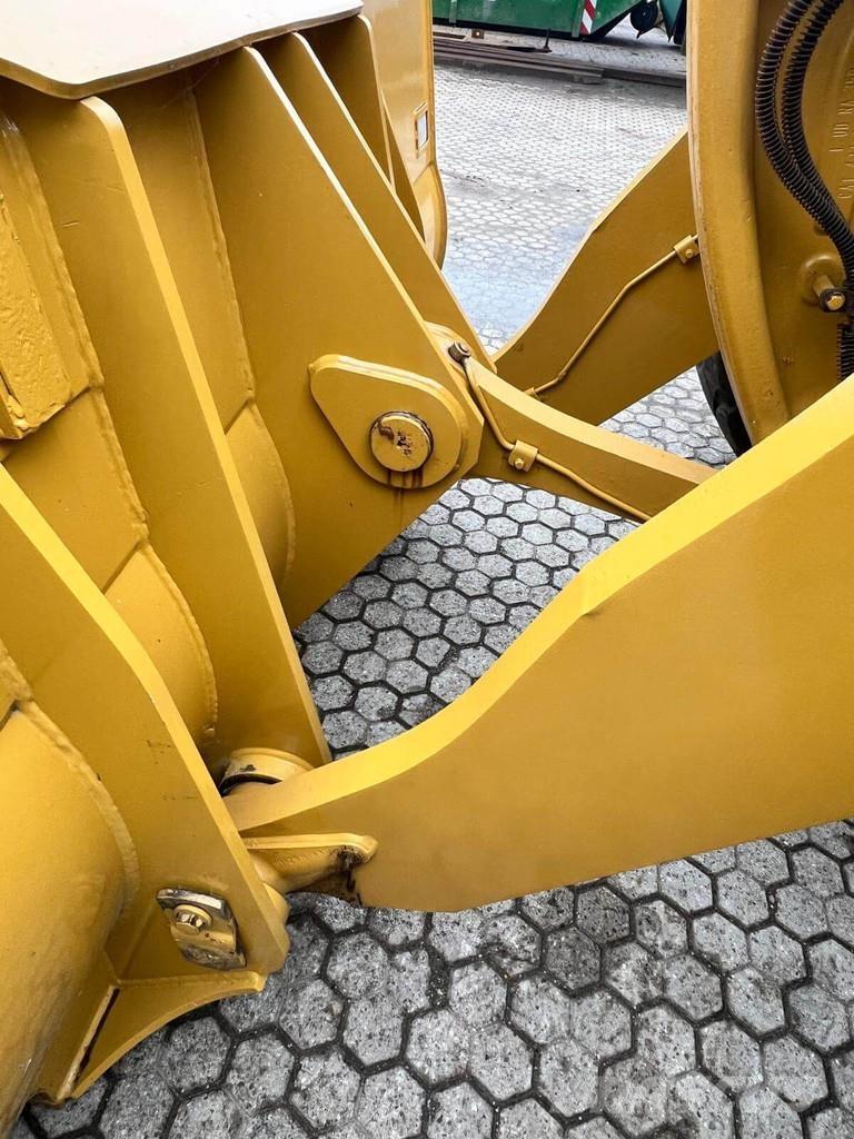 CAT 966M Incarcator pe pneuri