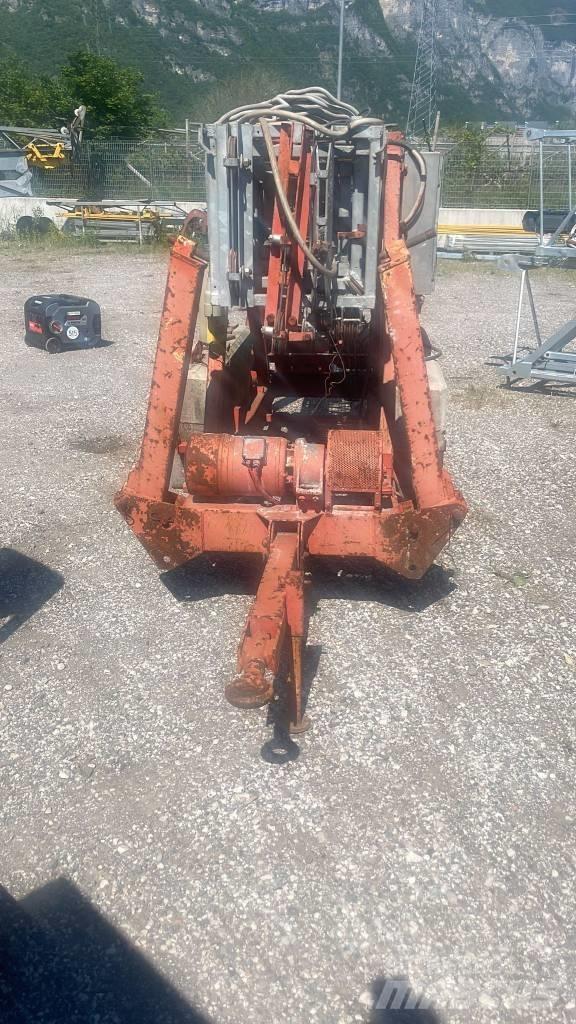 Fari E300 Self erecting cranes