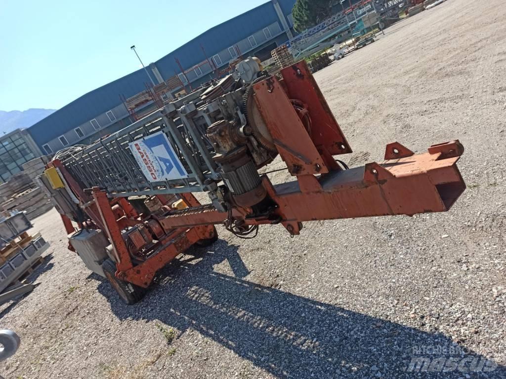 Fari E300 Self erecting cranes