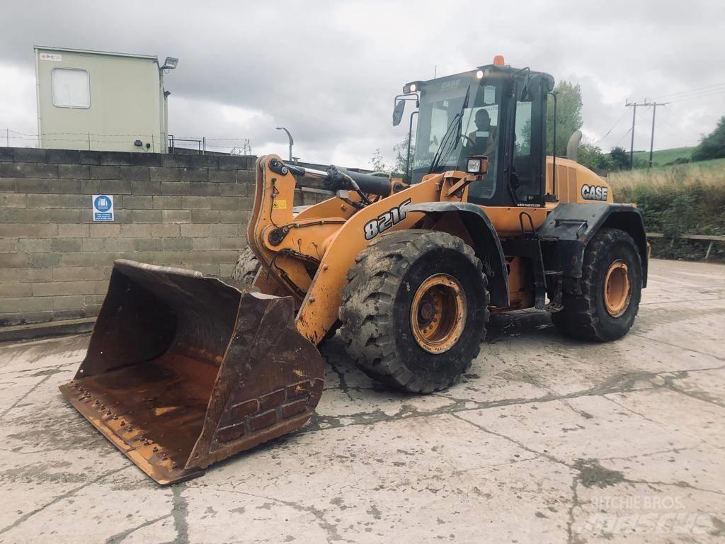 CASE 821 F Incarcator pe pneuri