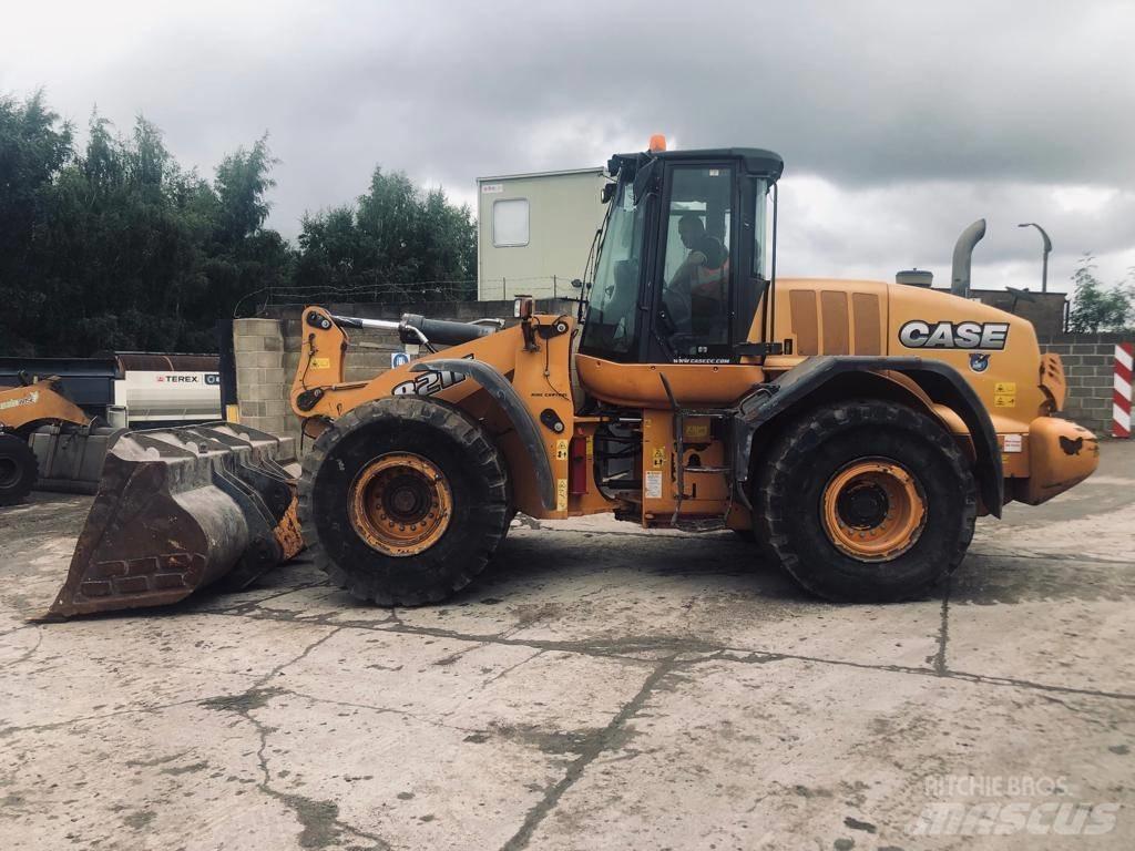 CASE 821 F Incarcator pe pneuri