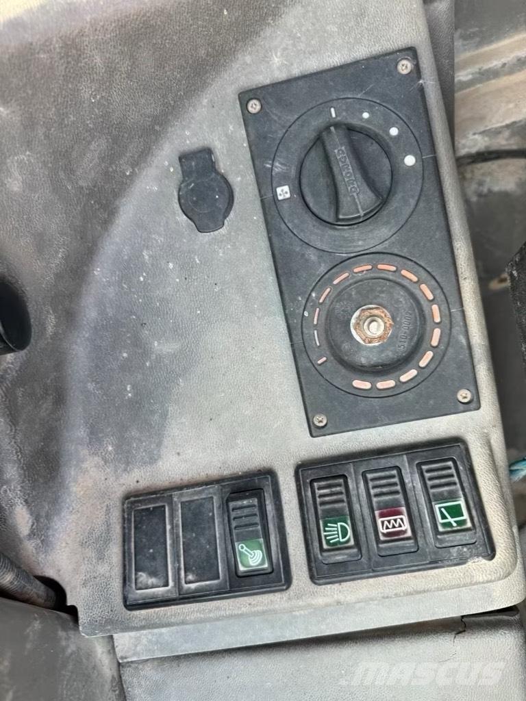 Atlas AR 65 Incarcator pe pneuri