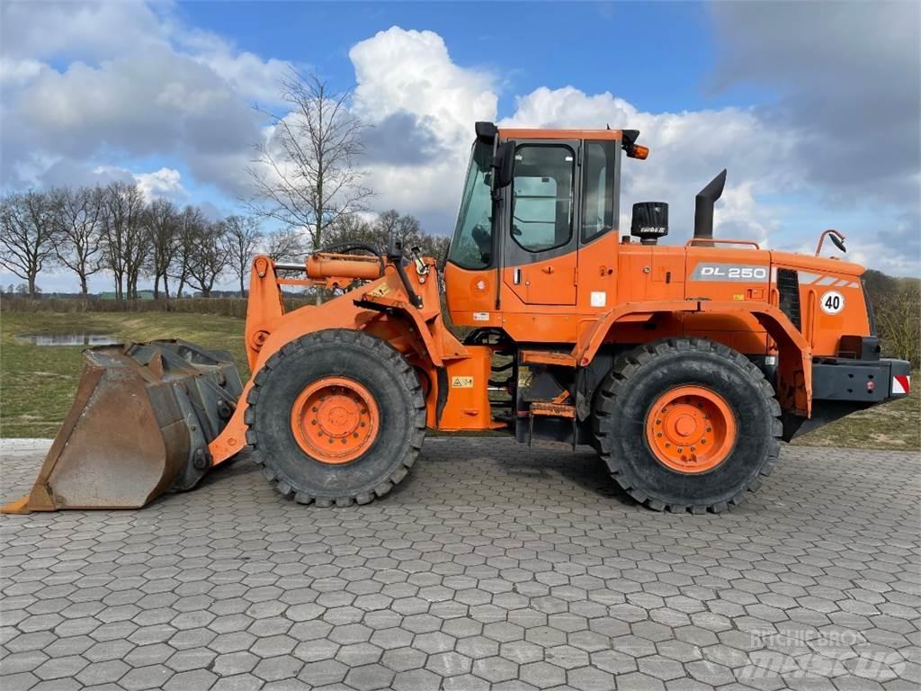 Doosan DL250 Incarcator pe pneuri