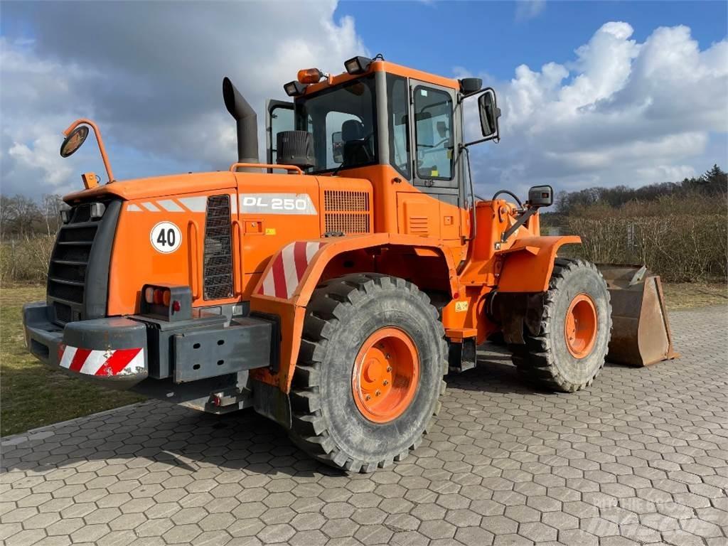 Doosan DL250 Incarcator pe pneuri