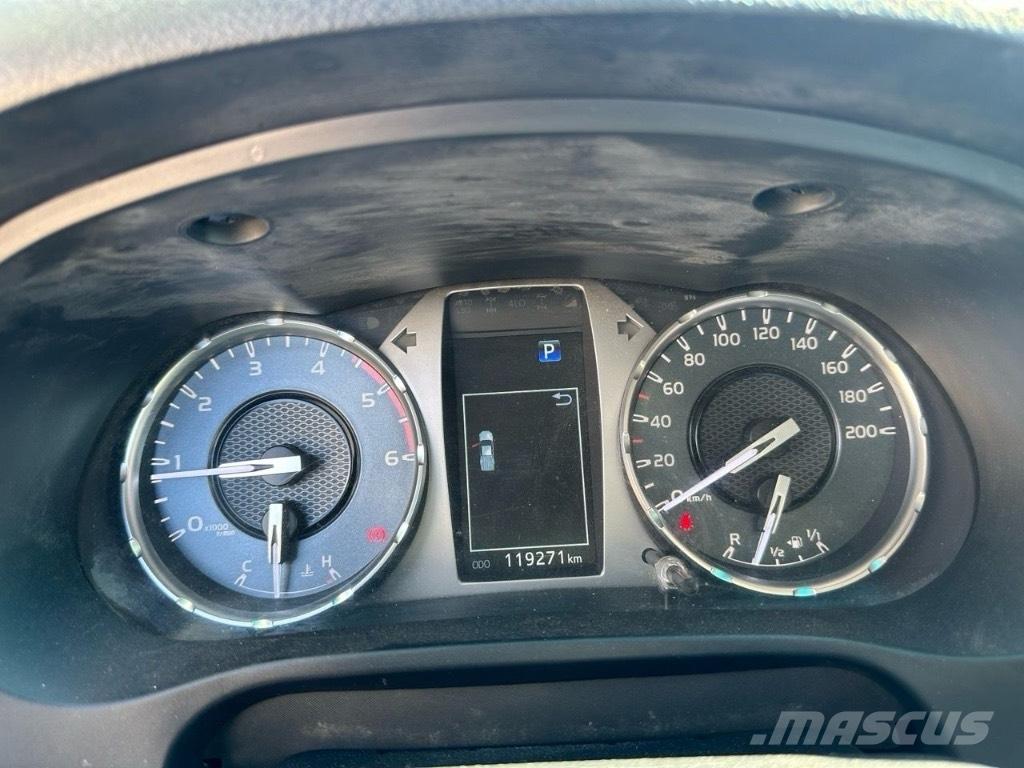 Toyota Hilux Masini