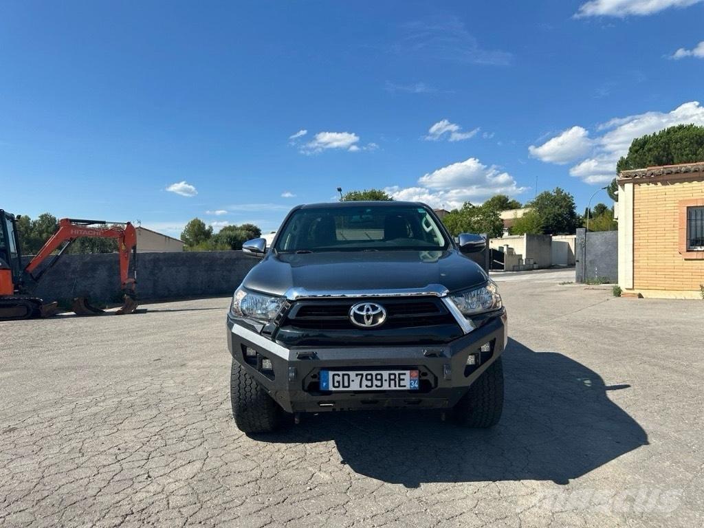 Toyota Hilux Masini