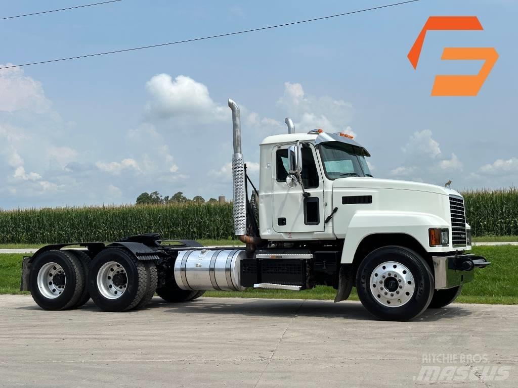 Mack Pinnacle 64ft Autotractoare