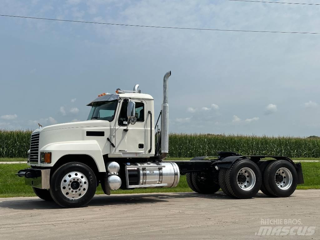 Mack Pinnacle 64ft Autotractoare