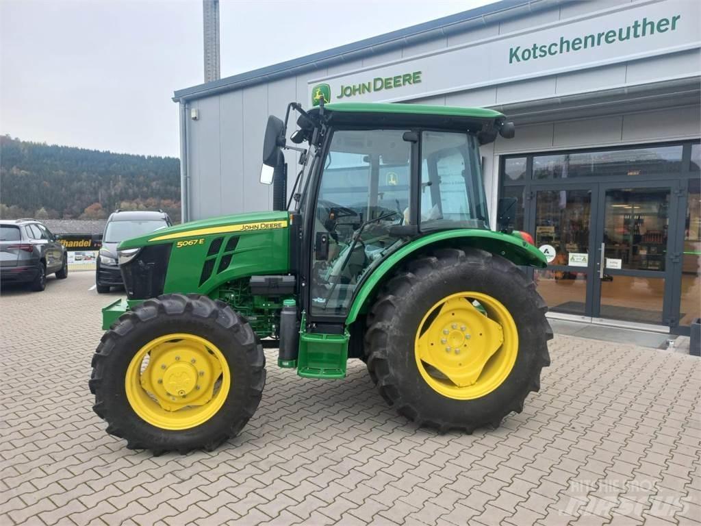 John Deere 5067E Tractoare