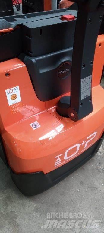 Toyota LWE 200 Transpaleta manuala