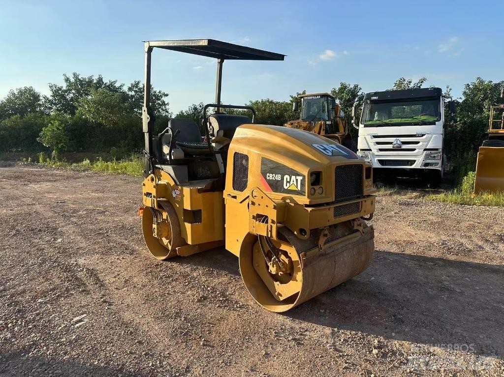 CAT CB 24 B Cilindri compactori dubli