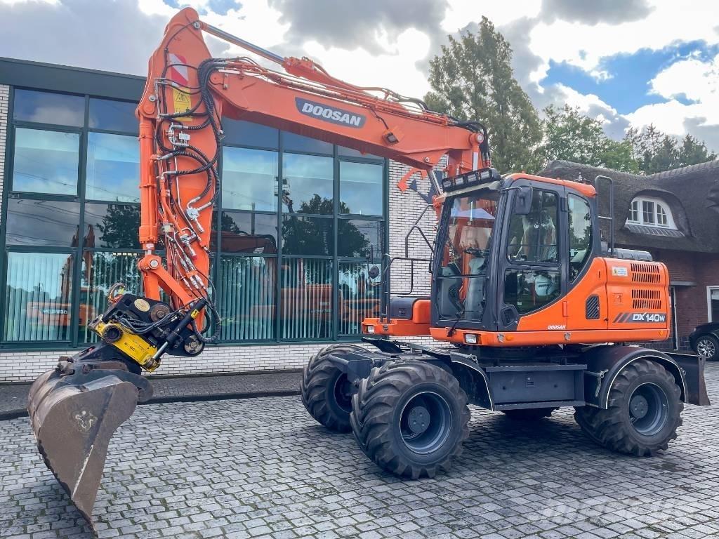 Doosan DX 140 W-3 Excavatoare cu roti
