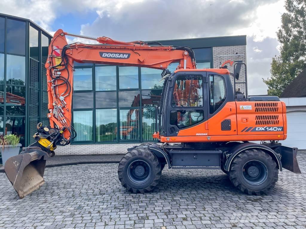 Doosan DX 140 W-3 Excavatoare cu roti