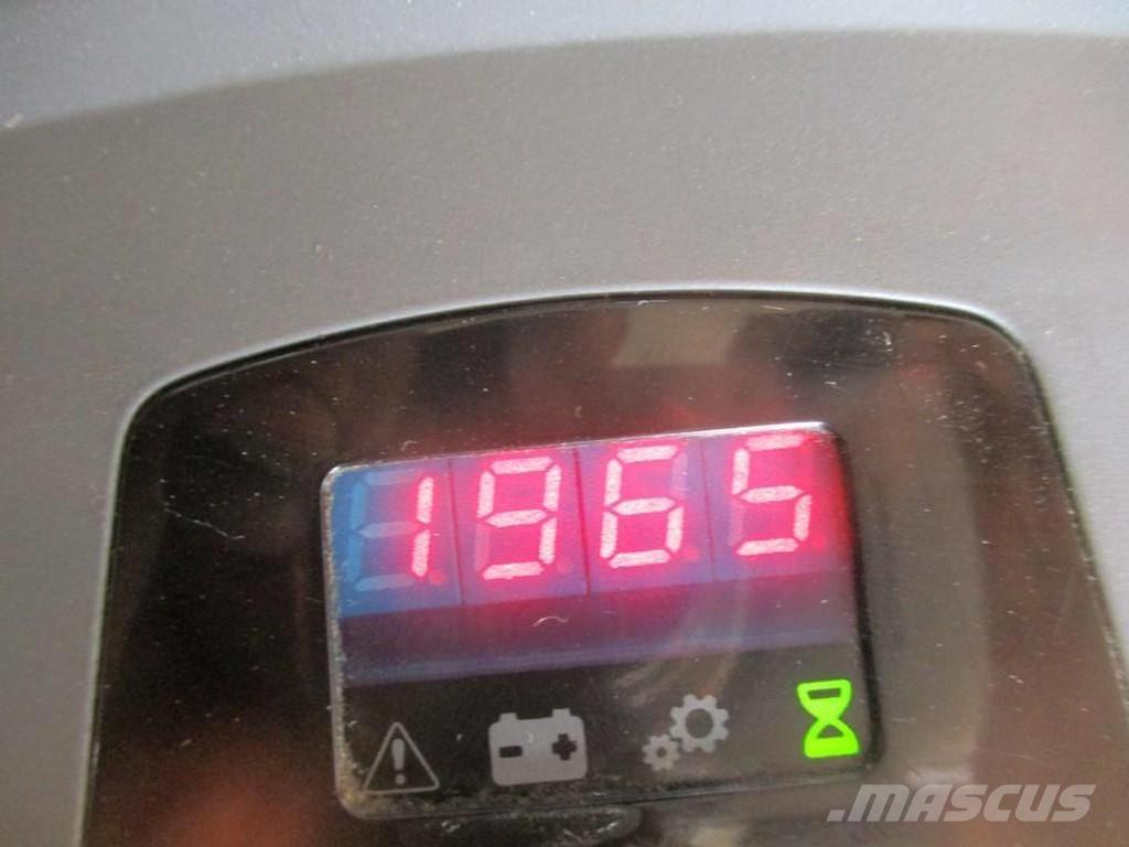 Toyota LPE200 Transpaleta cu platforma