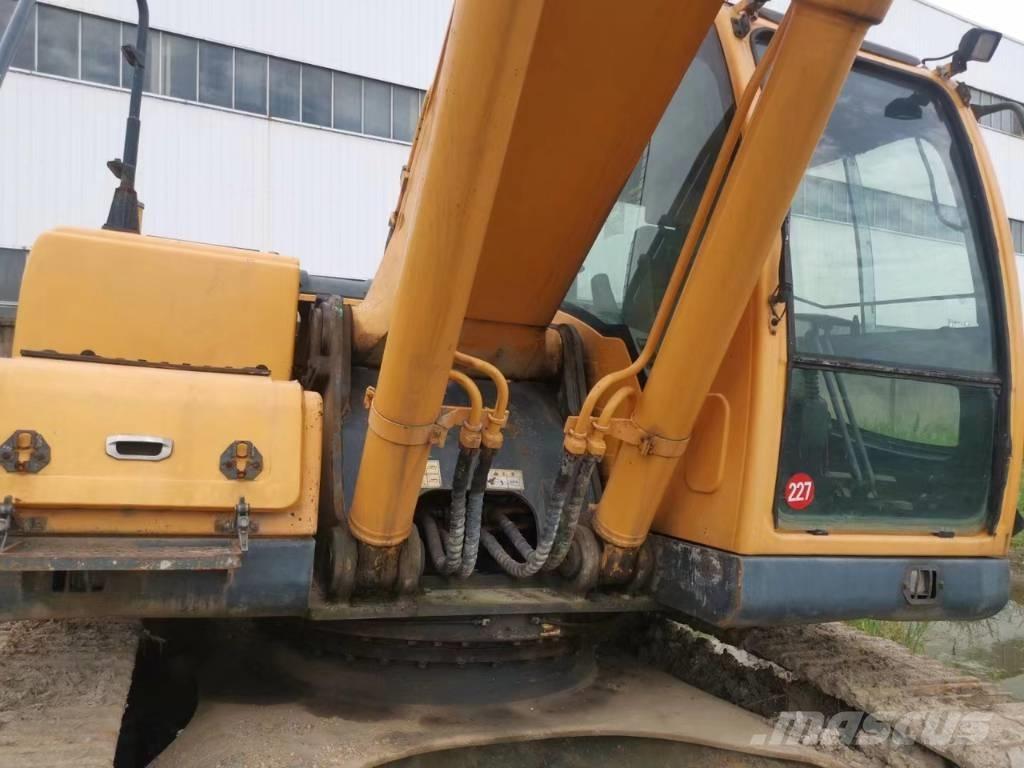 Hyundai 350L VS Excavatoare pe șenile
