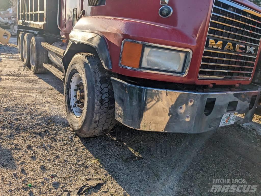 Mack CL 713 Autobasculanta