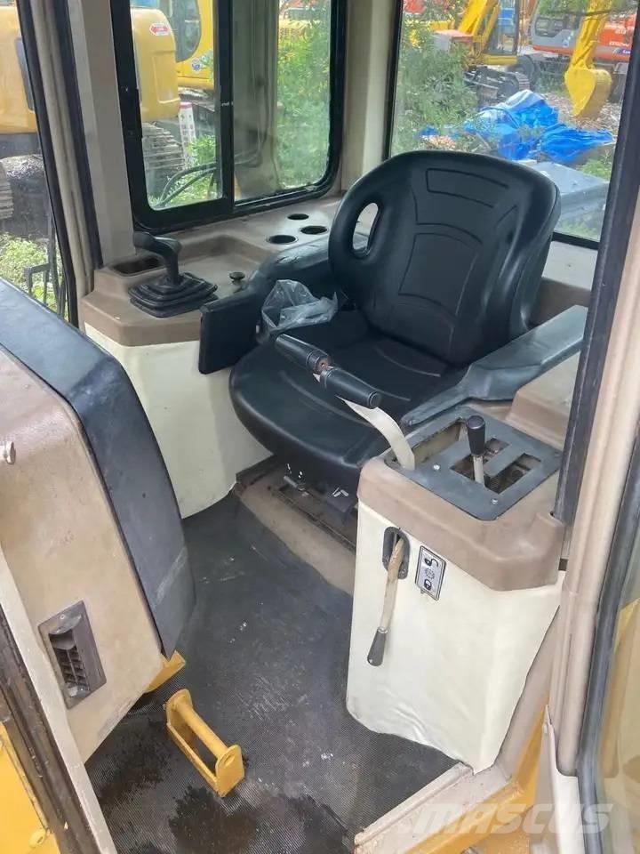 CAT D5M Buldozere pe senile