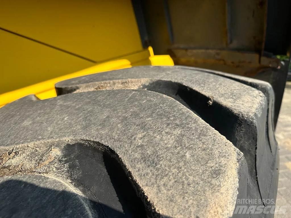 Komatsu WA270-3 Incarcator pe pneuri