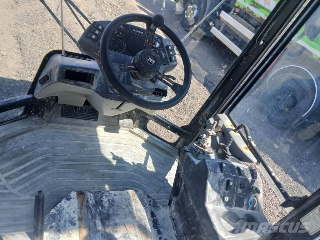 CAT 906 Cabine si interior